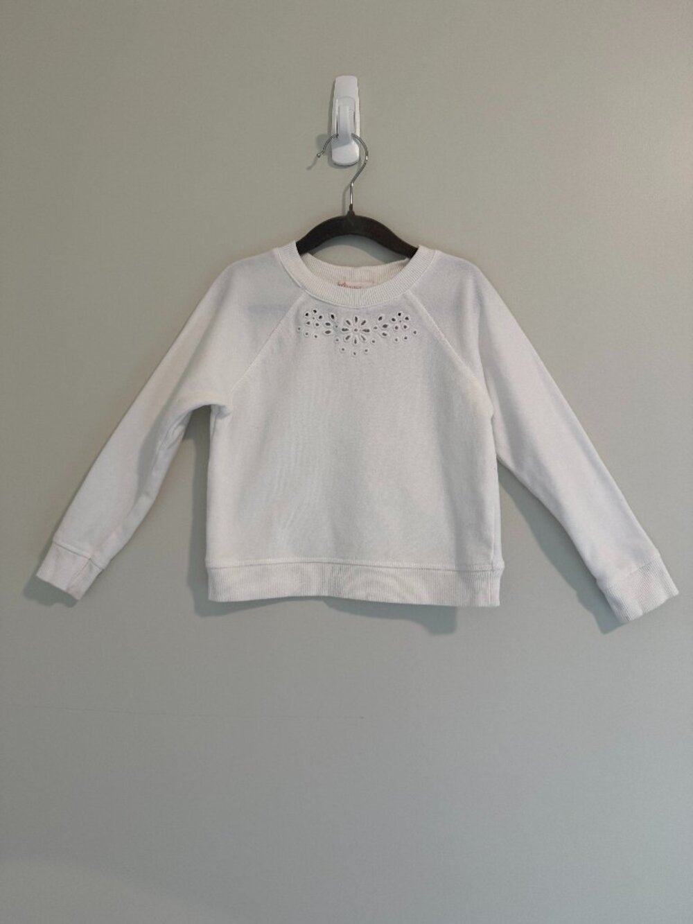 GB Girls Dillard’s Toddler White Eyelet Floral Raglan Crewneck Sweatshirt 3T